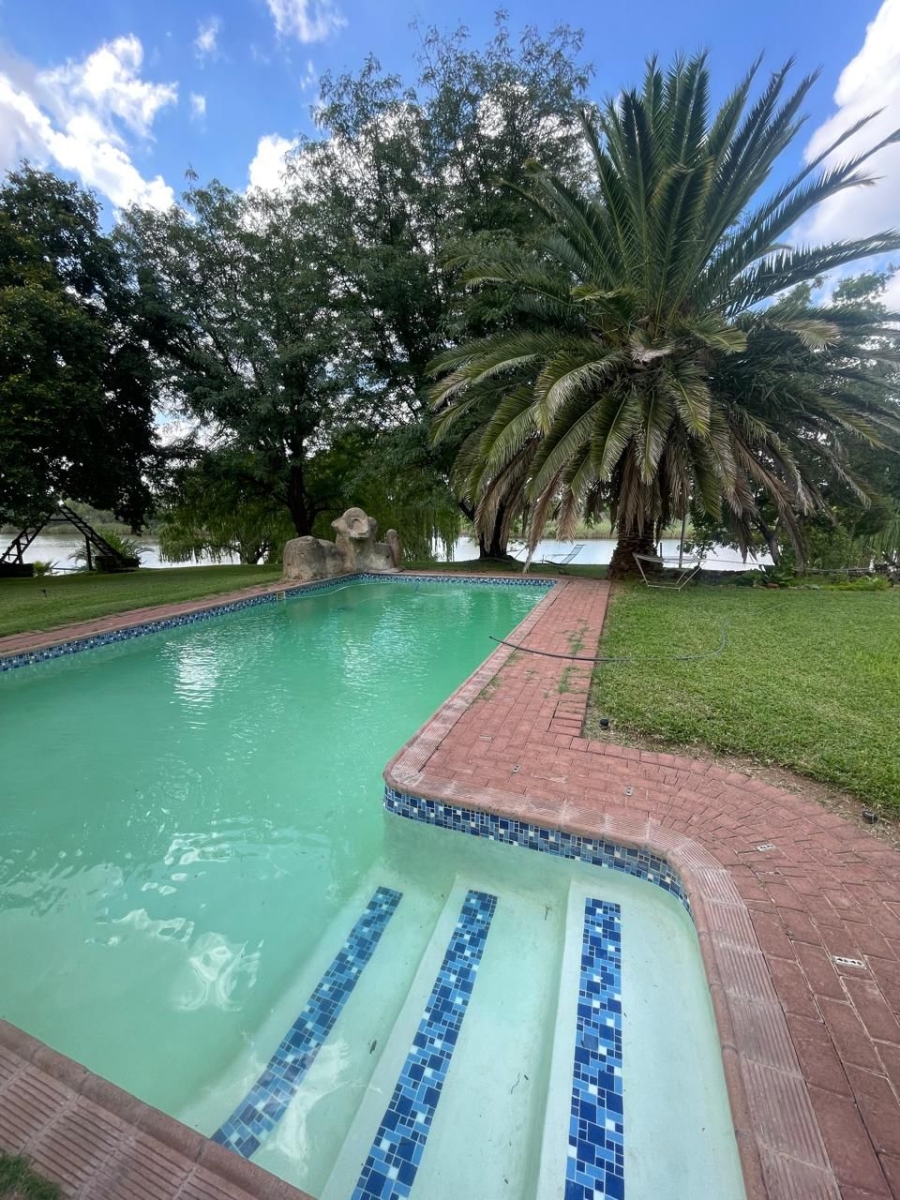 5 Bedroom Property for Sale in Christiana North West